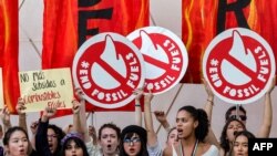 សកម្មជន​បរិស្ថាន​បាតុក្ម​នៅ​ក្នុង​ស្និសីទអាកាស​ធាតុ​ក្នុង​ទីក្រុងកាលពីថ្ងៃទី១២ ធ្នូ ឆ្នាំ២០២៣