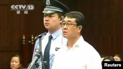  王立军(右)9月24日在成都的法庭上