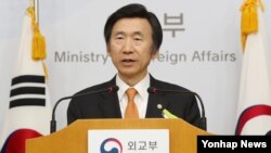 윤병세 한국 외교부 장관이 30일 오후 서울 외교부 청사 브리핑룸에서 북한 안보리 결의 채택 관련 브리핑하고 있다. 