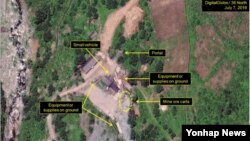 미국의 북한전문매체 '38노스'가 공개한 북한 함경북도 길주군 풍계리 핵실험장의 지난 7일 위성사진. 노란 화살표들 중 맨 위쪽 '입구'를 가리키는 것을 제외한 나머지가 새로 나타난 물체나 활동을 가리키고 있다.
