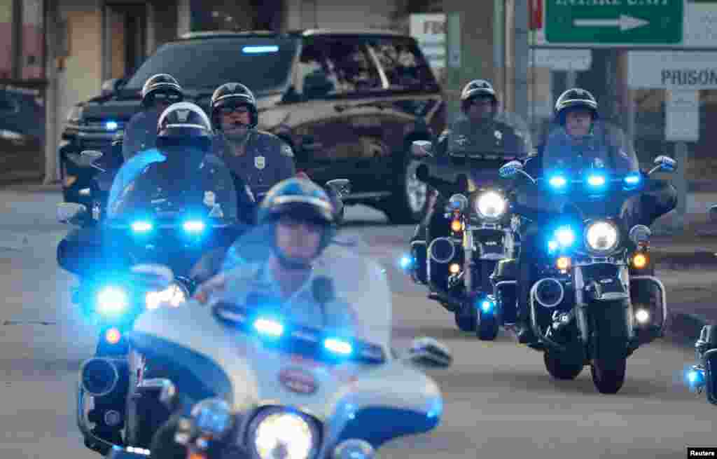 ក្បួន​សន្តិសុខ​ហែអម​រថយន្ត​លោក Donald Trump ចេញពី​ពន្ធនាគារ​​ស្រុក Fulton ក្រុង Atlanta រដ្ឋ Georgia កាល​ពី​​ថ្ងៃ​ទី​២៤ ខែ​សីហា ឆ្នាំ ២០២៣។