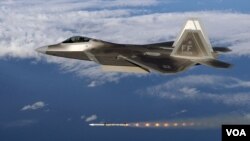 미 공군 F-22A 랩터 전투기가 AIM-120 암람(AMRAAM) 공대공 미사일을 발사하고 있다. (자료사진)