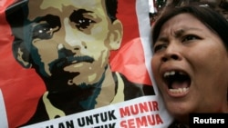 Seorang pengunjuk rasa meneriakkan slogan saat berunjuk rasa sambil mengacungkan poster Munir Said Thalib di luar kantor Badan Intelijen Negara (BIN), di Jakarta, 7 September 2007. (Foto: dok).