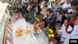 លោក កឹម សុខា​ ប្រធាន​គណបក្ស​សង្គ្រោះ​ជាតិ​ នៅ​ក្នុង​ពិធី​បង្សុកូល​នៅ​ស្តូប​ ក្នុង​សួនច្បារ​វត្តបុទុមវត្តី​ ដើម្បី​ឧទ្ទិស​កុសល​ជូន​ដល់​វិញ្ញាណកន្ធ​អ្នក​បាត់បង់​ជីវិត​ក្នុង​ការ​វាយ​ប្រហារ​​​ដោយ​ការគប់​គ្រាប់បែក​ឆ្នាំ​១៩៩៧​ ក្នុង​រាជធានី​ភ្នំពេញ​ កាលពី​ថ្ងៃទី​៣០​ ខែ​មីនា​ ឆ្នាំ​២០១៧។ (ហ៊ាន សុជាតា/VOA) 