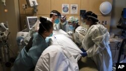 រូបឯកសារ៖ បុគ្គលិក​ពេទ្យ កំពុង​ថែទាំ​​អ្នកជំងឺ​កូវីដ១៩ នៅ​មជ្ឈមណ្ឌល​វេជ្ជសាស្ត្រ Providence Holy Cross ក្នុង​ទីក្រុង Los Angeles កាលពី​ថ្ងៃទី១៩ ខែវិច្ឆិកា ឆ្នាំ២០២០។