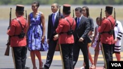Presiden AS Barack Obama bersama Ibu Negara Michelle Obama (kiri) dan kedua anaknya Malia dan Sasha mendarat di San Salvador, El Salvador, Selasa (22/3).