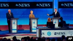 Nyu-Gempshir shtatining Manchester shahrida o'tgan teledebat paytida, 19-dekabr, 2015-yil