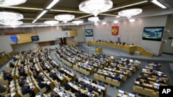 Les parlementaires russes votent à la Douma, la Chambre basse du Parlement russe, à Moscou, Russie, 15 novembre 2017.