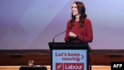 新西兰总理杰辛达·阿德恩(Jacinda Ardern)在工党获胜后的聚会上发表讲话。（2020年10月17日）