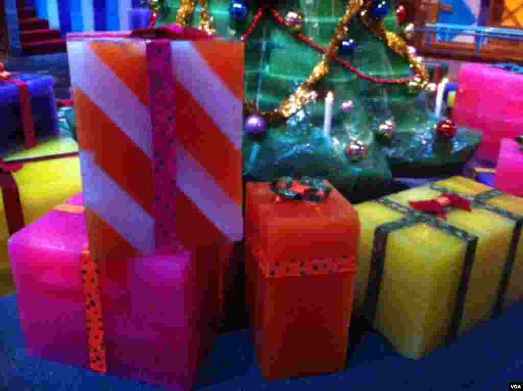 Brightly colored presents made of ice at National Harbor in Maryland. (Carolyn Presutti/VOA)