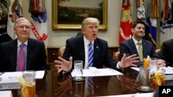 Presiden AS Donald Trump mengadakan pertemuan dengan pimpinan Senat dan DPR AS yang dikuasai Partai Republik di Gedung Putih, 1 Maret 2017 (foto: dok).