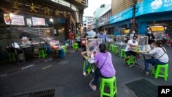 Suasana di salah satu pusat jajan di Bangkok, Thailand, 12 Mei 2020. Warung makan termasuk yang diperbolehkan buka setelah restriksi untuk pencegahan penyebaran virus corona mulai dilonggarkan di kawasan tersebut.