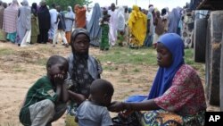 Nigeriyadagi mahalliy qochqin oilalar. "Boko Haram" Nigeriya shimoli, aholisi asosan musulmonlardan iborat hududda islomiy davlat qurish uchun kurashayotganini ta'kidlaydi.