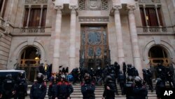 Petugas Catalan Mossos d'Esquadra menangkap seorang pemrotes saat memblokir TSJC (Pengadilan Tinggi Keadilan Catalonia) selama protes yang diadakan oleh 'Komite Pertahanan Republik' di Barcelona, Spanyol, Jumat, 23 Februari 2018.