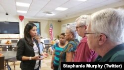 来自佛罗里达州的民主党籍国会众议员墨菲与佛罗里达民众交流。（推特截图）