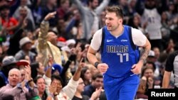 Luka Doncic (77) des Dallas Mavericks célèbre après un panier contre les Minnesota Timberwolves, Dallas, le 25 décembre 2024. 