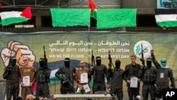 2025 年 2 月 8 日星期六，哈马斯武装分子在加沙中部的代尔巴拉赫 (Deir al-Balah)释放了三名以色列人质，把他们交给了红十字会。