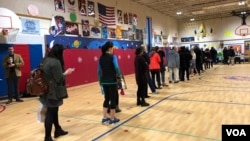 რიგი ხმის მიცემის დროს ქ. არლინგტონის ერთ-ერთ სკოლაში