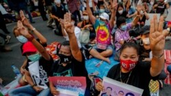 រូបឯកសារ៖ សកម្មជន​គាំទ្រ​លទ្ធិប្រជាធិបតេយ្យ​ថៃ​នាំ​គ្នា​លើក​ម្រាមដៃ​បី​ឡើង​ដើម្បី​ជា​ការ​ប្រឆាំងនឹង​សវនាការ​កាត់ទោស​មេដឹកនាំ​របស់​ខ្លួន​ចំនួន ១៣ នាក់ ក្នុង​អំឡុងពេល​ធ្វើ​បាតុកម្ម​នៅ​ទីក្រុង​បាងកក ប្រទេស​ថៃ ថ្ងៃទី២៤ ខែមីនា ឆ្នាំ២០២១។