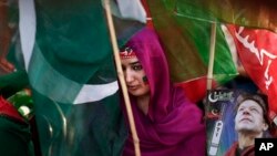 Perempuan pendukung mantan bintang cricket yang menjadi politisi, Imran Khan, dalam sebuah kampanye di Islamabad (9/5). 