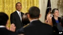 Presiden Obama memberikan sambutan dalam upacara naturalisasi di Gedung Putih bagi 28 warga baru Amerika (25/3).
