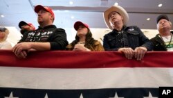 ARHIVA - Republikanci na mitingu Donalda Trampa koji vodi u Ajovi u odnosu na ostale republikance, 13. decembar 2023. (Foto: AP/Charlie Neibergall)
