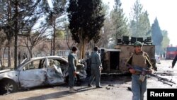 Polisi Afghanistan tengah menginspeksi kerusakan mobil militer akibat serangan bom bunuh diri di Lashkar Gah, provinsi Helmand, Afghanistan, 11 Februari 2017 (Foto: dok). 
