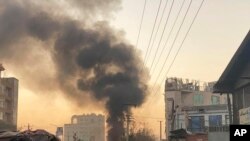Asap mengepul menyusul ledakan bom di Kabul, Afghanistan, Sabtu, 13 November 2021. (Foto: AP)
