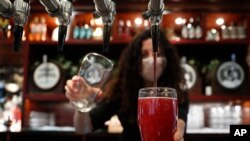 یک میکده در شهر لندن برای بازگشایی بعد از ۴ ماه قرنطینه آماده می‌شود 