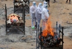 12일 인도 벵갈룰루에서 신종 코로나바이러스 사망자들의 시신을 화장하고 있다.