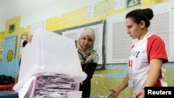 Décompte des bulletins dans un bureau de vote de Tunisie, 26 octobre 2014
