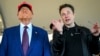 Presiden terpilih Donald Trump menyaksikan peluncuran roket raksasa SpaceX, Starship, di Texas bersama Elon Musk, 19 November 2024. Trump menyatakan dukungan untuk program visa H-1B bagi pekerja teknologi asing. (Brandon Bell/Pool)