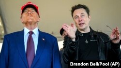Presiden terpilih Donald Trump menyaksikan peluncuran roket raksasa SpaceX, Starship, di Texas bersama Elon Musk, 19 November 2024. Trump menyatakan dukungan untuk program visa H-1B bagi pekerja teknologi asing. (Brandon Bell/Pool)