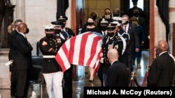 រូបឯកសារ៖ សមាជិក​នៃ​យោធា​អាមេរិក សែង​មឈូស​របស់​លោក John Lewis មក​តម្កល់​នៅ​ក្នុង​អាគារ​ដែល​មាន​ដំបូល​មូល​ក្រឡូម​នៃ​វិមាន​សភា​កាពីតុល​នៅ​ក្នុង​រដ្ឋធានី​វ៉ាស៊ីនតោន​នៃ​សហរដ្ឋ​អាមេរិក កាលពី​ថ្ងៃទី២៧ ខែកក្កដា ឆ្នាំ២០២០។