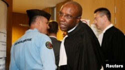 L'avocat français Richard Gisagara, qui représente Constance Mukabazayire du Rwanda, au palais de justice de Paris en France, le 10 mai 2016, premier jour du procès de deux anciens responsables locaux rwandais pour leur participation présumée au génocide de 1994. Octavien Ngenzi et Tito Barahira sont accusés d'avoir incité les foules à massacrer des centaines de Tutsis dans une église de la ville de Kabarondo.(REUTERS/Gonzalo Fuentes)