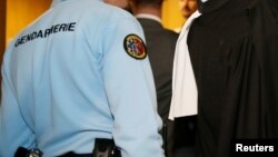 Un avocat et un gendarme lors d’un procès dans un tribunal à Paris, 10 mai 2016.
