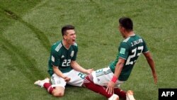 'Yan wasan Mexico, Hirving Lozano da Jesus Gallardo, suna murnar doke Jamus a gasar cin kofin duniya a Rasha, ranar 17 juin 2018.
