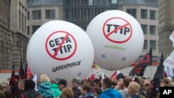 Para demonstran berunjuk rasa menentang TTIP dan kesepakatan perdagangan CETA di Leipzig, Jerman, 17 September 2016 (AP Photo/Jens Meyer).