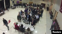 Para calon pemilih antri untuk memberikan suaranya di sebuah TPS di gereja Harrison United Methodist di Pineville, Noth Carolina (6/11).