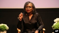 Anita Hill berbicara pada sebuah diskusi tentang pelecehan seksual di United Talent Agency di Beverly Hills, California, 8 Desember 2017. (Foto: dok).
