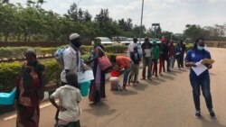 Des réfugiés burundais rentrent du camp de Mahama le 9 septembre 2020.