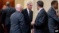 Penyelidik khusus keterlibatan Rusia dalam Pemilihan Presiden AS 2016, Robert Mueller saat tiba di Gedung Capitol, Washington DC, 21 Juni 2017. (Foto: dok).