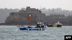 ទូកនេសាទបារាំងធ្វើបាតុកម្ម​នៅមុខ​កំពង់ផែ Saint Helier ក្បែរកោះ Jersey របស់​អង់គ្លេស​ដើម្បី​ទាក់ទាញ​ការចាប់អារម្មណ៍​ចំពោះអ្វី​ដែល​ពួកគេ​យល់ថា​ជា​ការរឹតត្បិត​ដោយ​អយុត្តិធម៌លើ​លទ្ធភាព​របស់​ពួកគេ​ក្នុងការនេសាទ​ក្នុង​ដែនទឹក​ចក្រភព​អង់គ្លេស​បន្ទាប់ពី Brexit នៅ​ថ្ងៃទី៦ ខែឧសភា ឆ្នាំ២០២១។