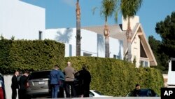 پولیس هنگام بررسی محلی که در آن صبح وقت گلوله‌باری صورت گرفت