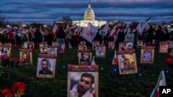 Aksi unjuk rasa solidaritas di National Mall, Washington, D.C. Sabtu, 17 Desember 2022, untuk mendukung aksi protes yang sedang berlangsung di Iran dan menghormati warga Iran yang diduga dibunuh oleh pemerintah mereka.. (AP/Nathan Howard)