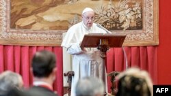 프란치스코 교황이 8일 바티칸에서 교황청 외교단을 향해 신년 연설을 하고 있다. 
