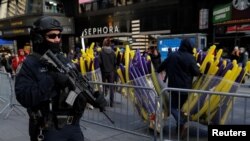 Anggota unit kontraterorisme dari Kepolisian New York memonitor keamanan di Times Square menjelang perayaan tahun baru di Manhattan, 29 Desember 2017. 