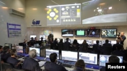 Mereka yang bertanggung jawab untuk misi wahana angkasa Israel, Beresheet, tampak dalam ruang kendali di Yahud, Israel, 11 April 2019 (courtesy: Space IL/Handout via Reuters)