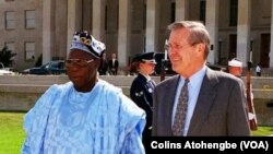 Rais wa zamani wa Nigeria Olusegun Obasanjo (kushoto) alipotembelewa na hayati Rais wa zamani wa Marekani Jimmy Carter mjini Lagos, Nigeria Machi 31, 1978.