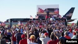 ອະດີດປະທານາທິບໍດີ ດໍໂນລ ທຣໍາ ຈັດການຊຸມນຸມໂຄສະນາຫາສຽງໃນເມືອງ ວາໂກ້, ລັດ ເທັກຊັສ.